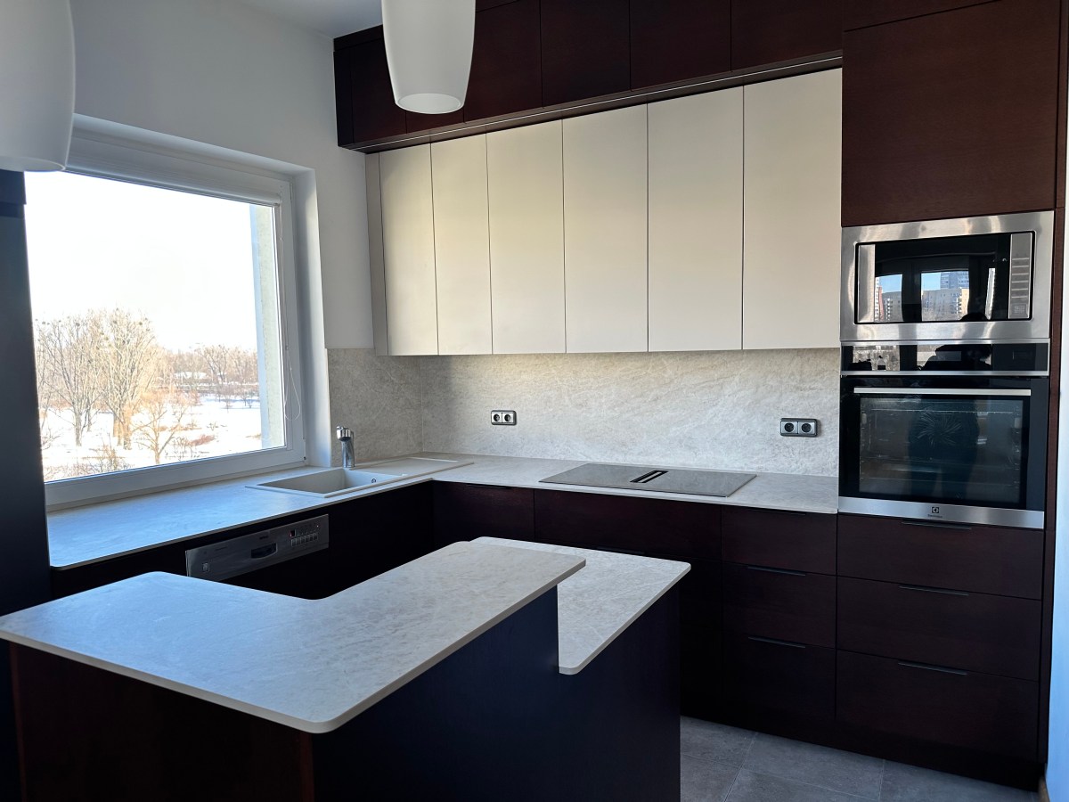 Fornir połączony z&nbsp;lakierem.